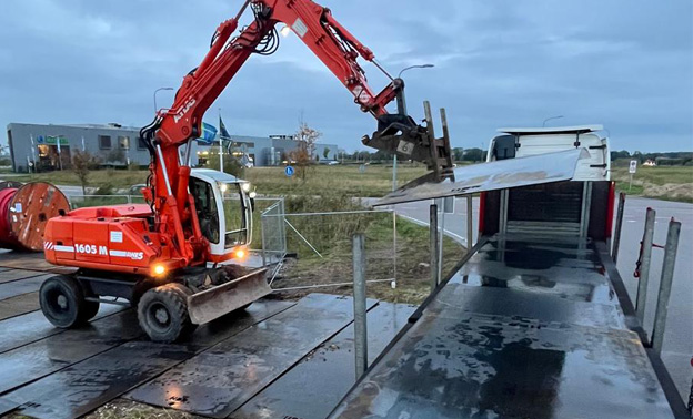 Stalen rijplaten worden uitgeladen